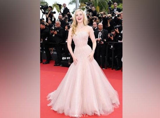 Elle Fanning Tampil Glamor dalam Balutan Gaun Pink di Festival Film Cannes