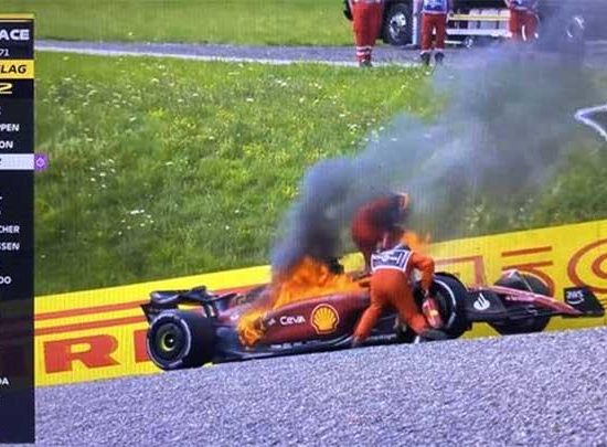 Mobilnya Terbakar di F1 GP Austria, Carlos Sainz: Tiba-tiba Rusak