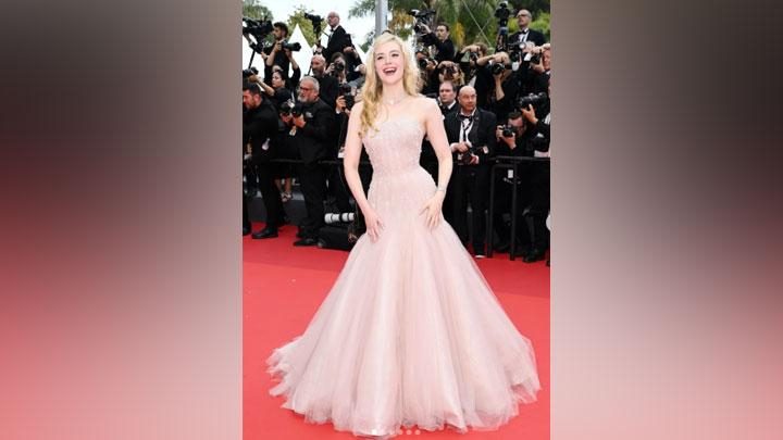 Elle Fanning Tampil Glamor dalam Balutan Gaun Pink di Festival Film Cannes