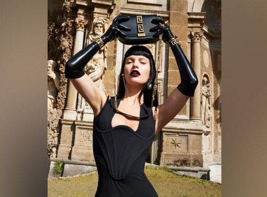 Lily James Tampil Gothic dan Glamor untuk Versace