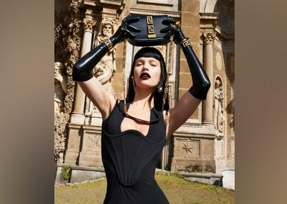 Lily James Tampil Gothic dan Glamor untuk Versace